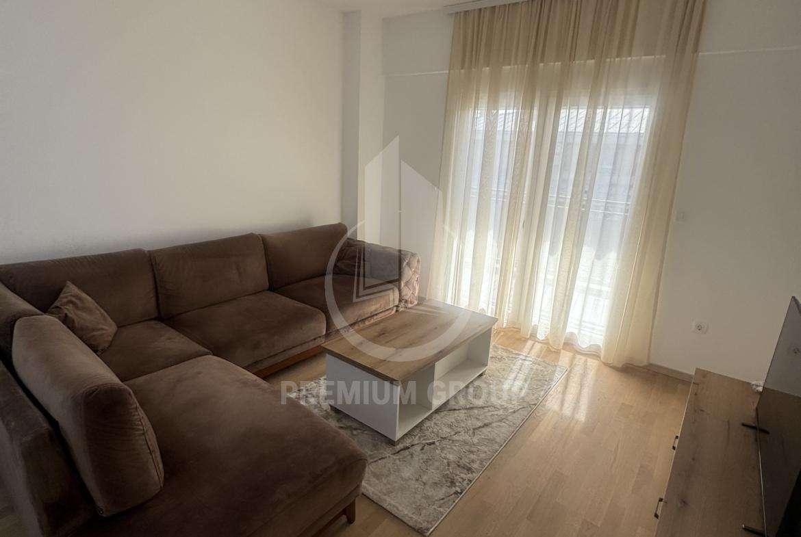 Izdaje se jednosoban stan 528 m2 u momišićima